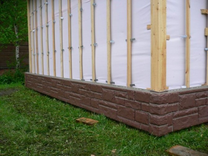 Comment attacher de la laine minérale au mur d'une maison en bois