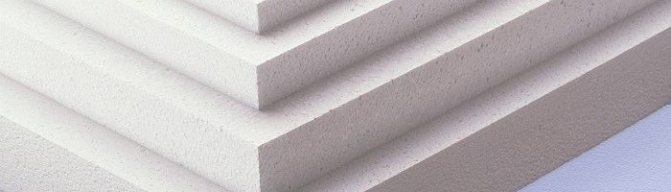 Comment fixer la mousse de polystyrène sur un mur en bois
