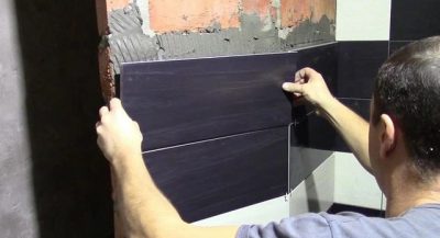 Comment poser des carreaux sur un mur de briques?
