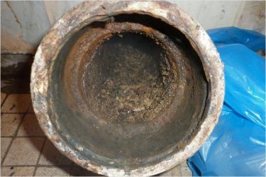 Comment estamper un égout en fonte?