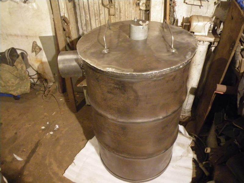 Comment faire un four à sciure de vos propres mains pour une résidence d'été et à la maison