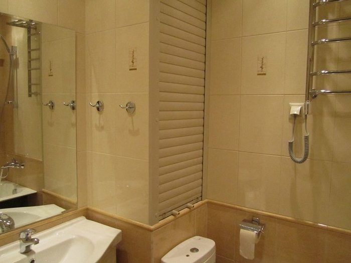 Comment cacher une colonne montante d'égout dans une salle de bain dans une boîte de cloison sèche