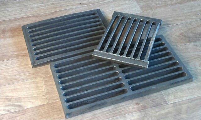 comment installer les grilles dans le four