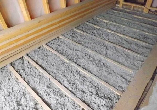 Comment isoler le sous-sol d'une maison en bois de vos propres mains