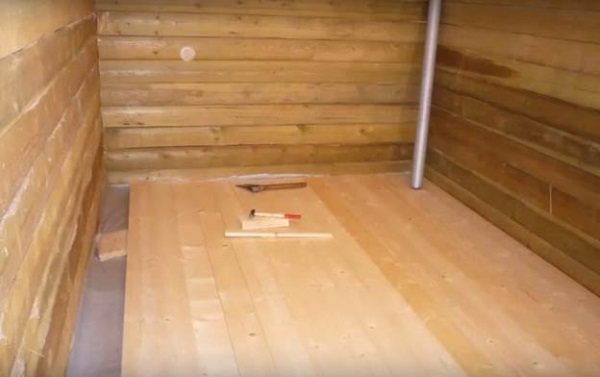 Comment isoler le sous-sol d'une maison en bois de vos propres mains