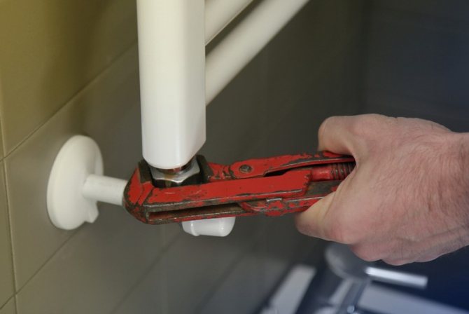 Comment libérer l'air d'un sèche-serviettes chauffant