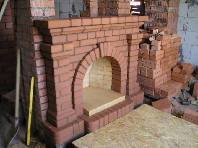 La cheminée doit s'intégrer harmonieusement à l'intérieur en termes de couleur, de forme et de taille.