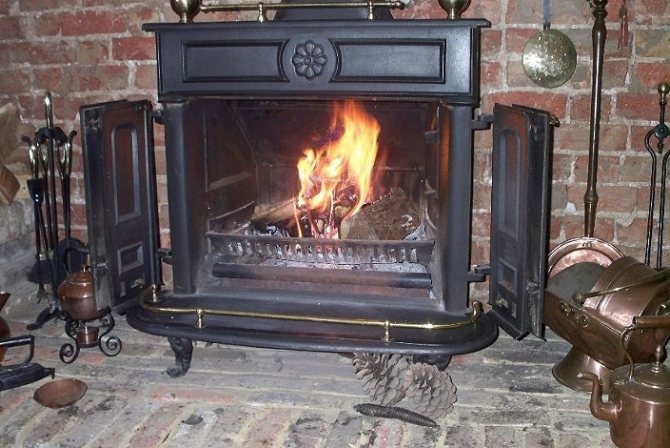 Cheminée à bois brûlant