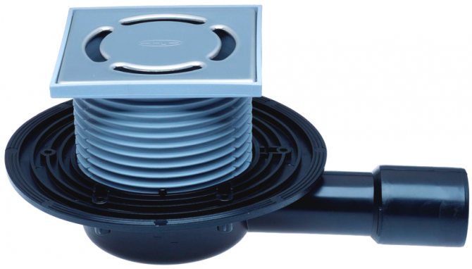 Le drain d'égout avec un joint d'eau se compose d'un siphon avec une grille amovible, un entonnoir de réception et un drain