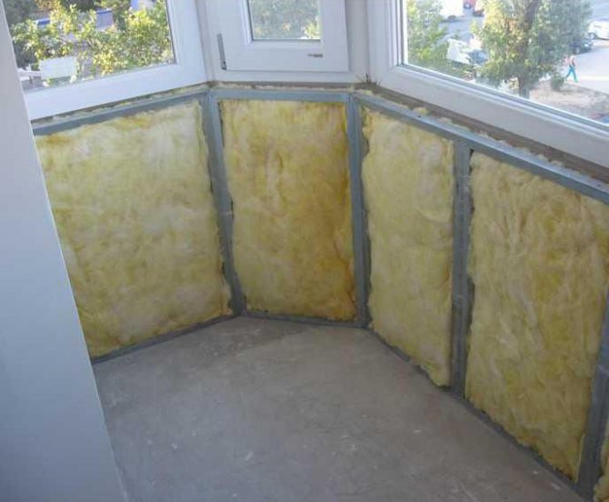 photo de l'isolation du balcon avec de la laine minérale