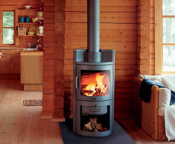 four en brique dans une maison en bois