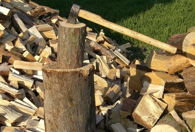 Couper du bois de chauffage avec une hache