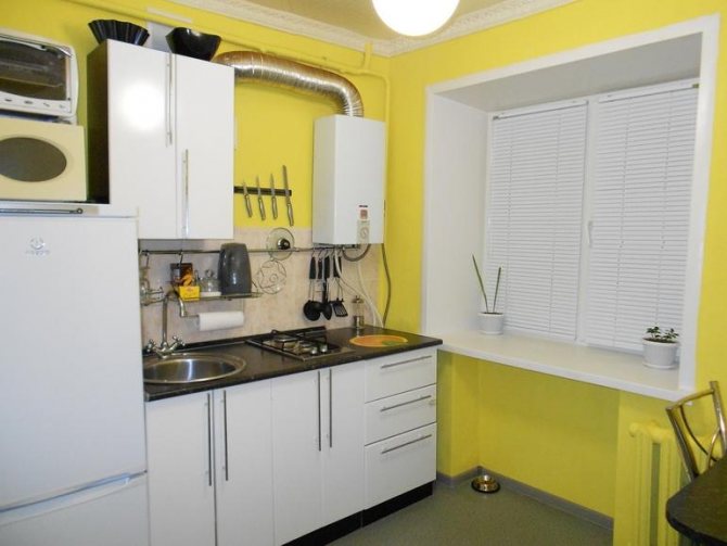 colonne dans la cuisine jaune