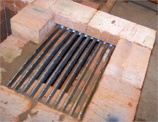 Les grilles sont empilées sur le mortier