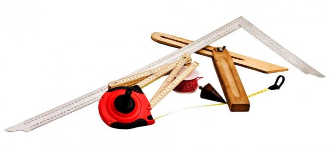 Les outils de mesure et de contrôle de Mason: fil à plomb, niveau, règle, coude, cordage d'amarrage, commande