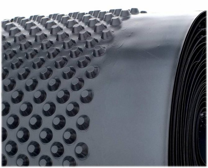Les formations coniques sur la membrane sont conçues pour drainer l'humidité