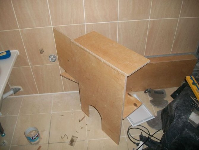 Une boîte en contreplaqué ne peut pas être carrelée, seule la peinture ou le papier peint fera l'affaire
