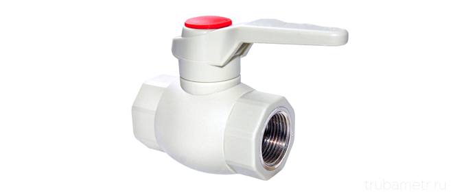 Robinet en polypropylène sur fond blanc