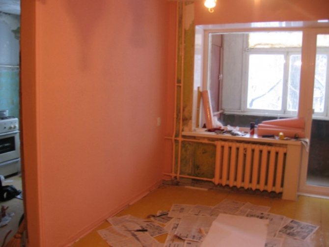 Nous peignons le radiateur de chauffage dans l'appartement