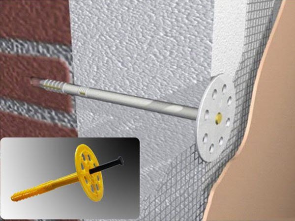 fixation de la mousse avec des parapluies au mur de briques