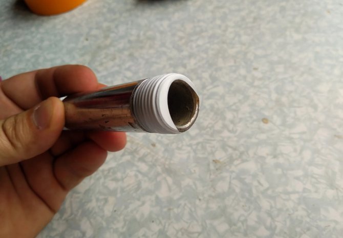 Fum tape enroulé sur du fil