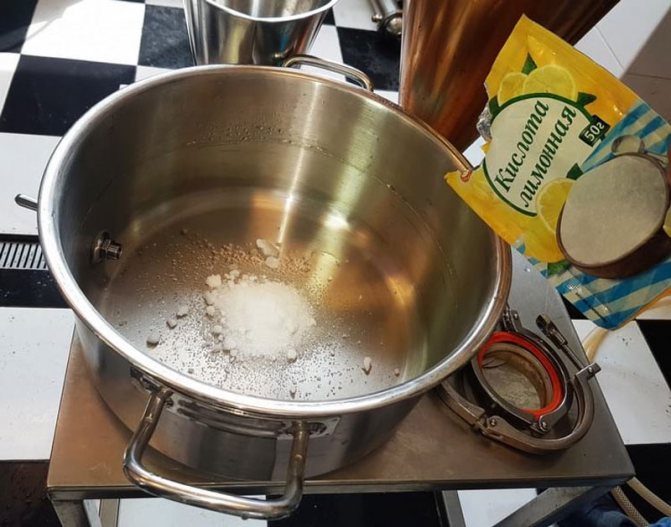 L'acide citrique fonctionne mieux dans l'eau chaude