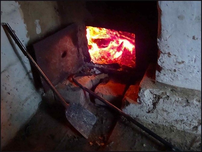 Pelle pour retourner le charbon et le bois de chauffage