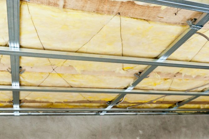La laine minérale est fixée avec du fil