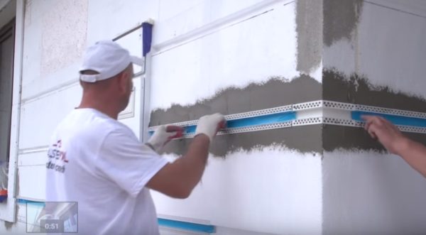 Installation de profilés décoratifs.