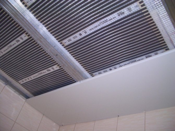 Installation de film infrarouge au plafond