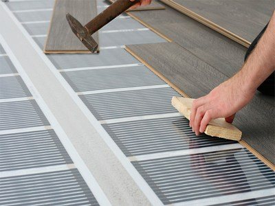 Installation de stratifié sur un sol infrarouge