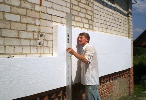 Pose de mousse sur la façade