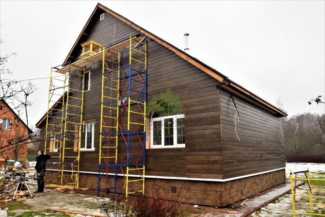 Pose de planches sur la façade