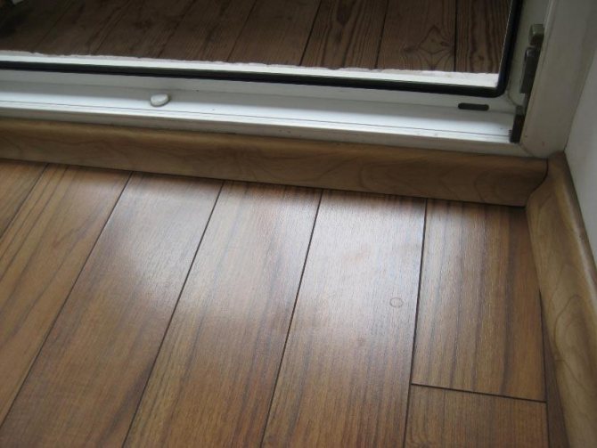 Installation de plinthes sur le balcon