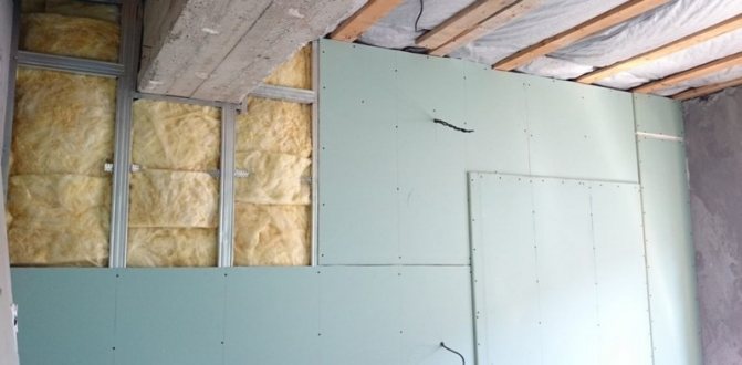Pose d'une couche de placoplâtre sur laine minérale