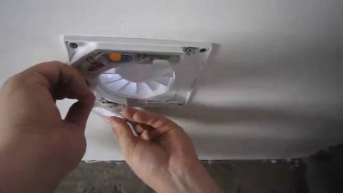 montage au plafond