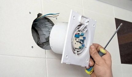 Installation du ventilateur dans le conduit