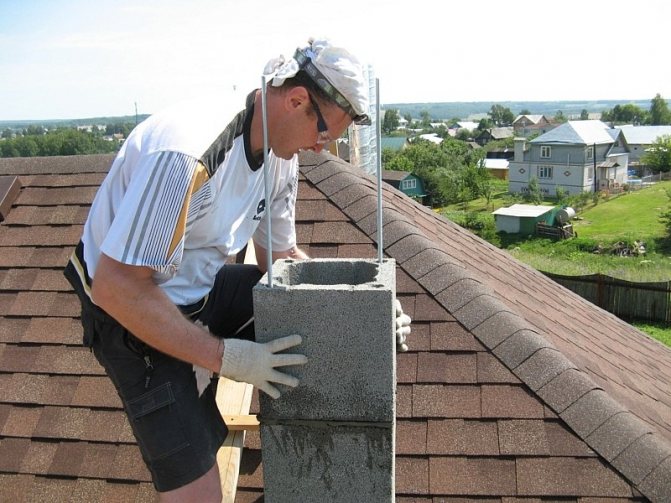 Les travaux d'installation sont effectués sur le toit