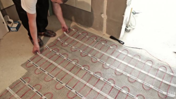 Est-il possible de poser des meubles sur un sol chaud? Nous révélons quelques secrets