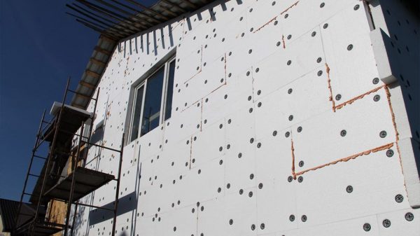 Est-il possible d'isoler une maison en bois avec de la mousse à l'extérieur ou non