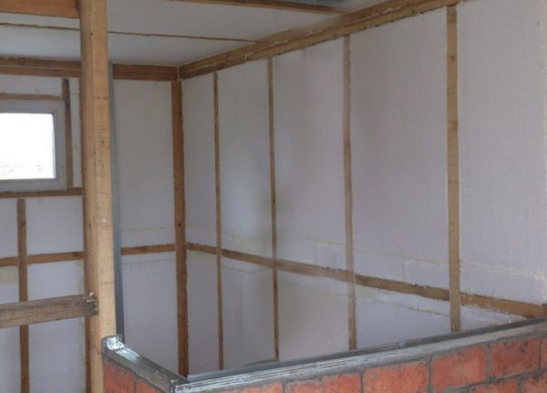 Est-il possible d'isoler une maison en bois avec de la mousse à l'extérieur ou non
