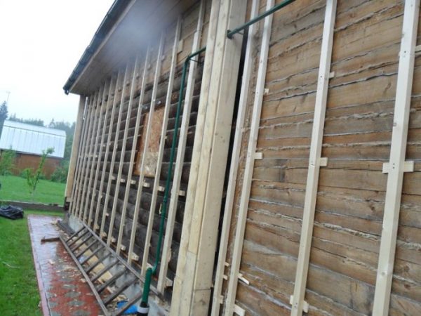 Est-il possible d'isoler une maison en bois avec de la mousse à l'extérieur ou non
