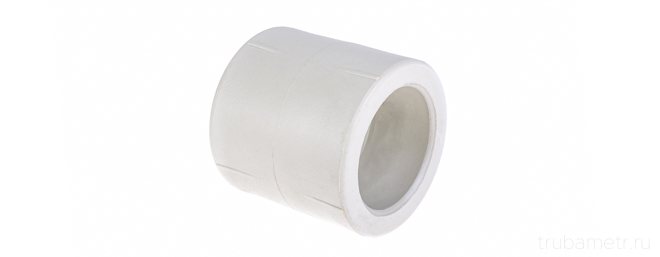 Accouplement en polypropylène sur fond blanc
