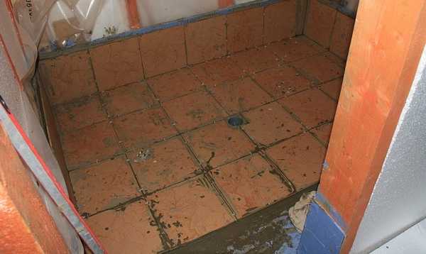 Il est préférable de poser des carreaux de céramique sur le sol en ciment de la baignoire.