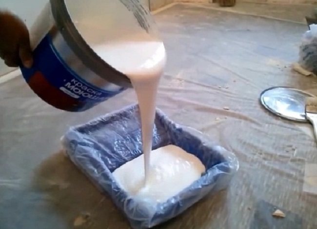 verser la peinture dans le bac à rouleaux
