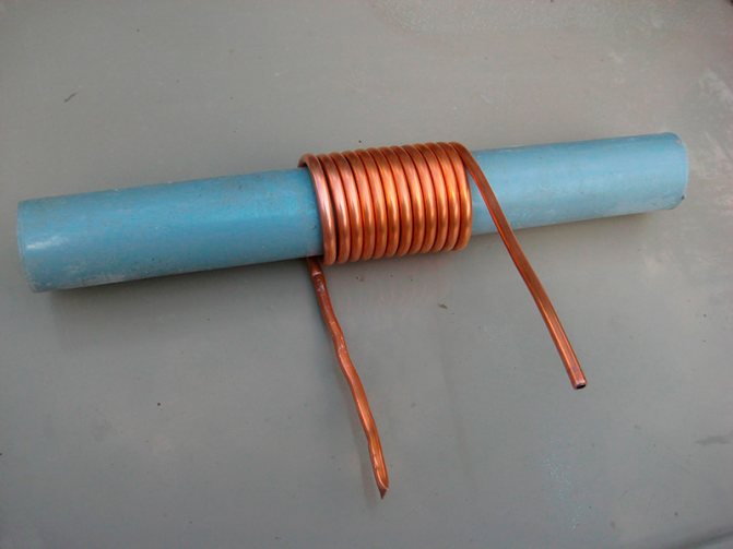 Nous enroulons la bobine de cuivre sur un tuyau en plastique