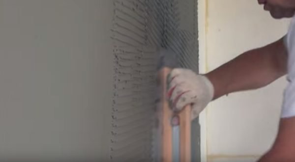 Appliquer un composé de renforcement sur les murs avant d'installer le treillis.