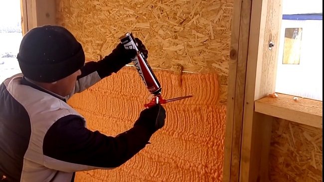appliquer du vernis sur le mur