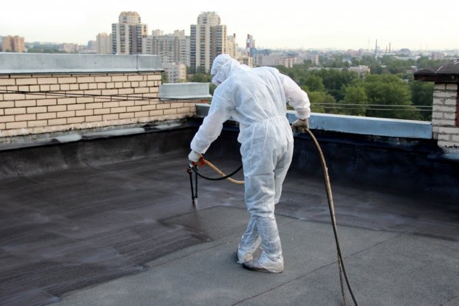 L'imperméabilisation pulvérisée est plus souvent utilisée sur de grandes surfaces.