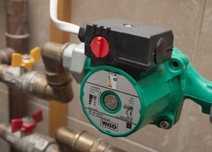 La pompe dans le système de chauffage est installée selon les règles